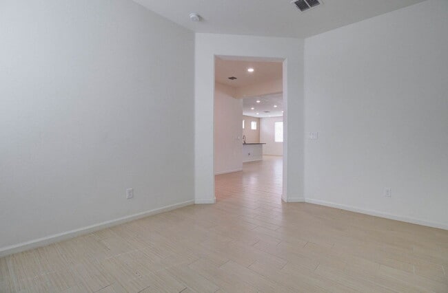 Building Photo - 1106 E Regent Dr