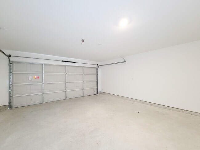 Building Photo - This single-story home shares an open layout between the kitchen, nook and family room for easy e...