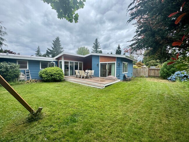 Building Photo - Fantastic Rambler in Lake Hills with A/C!