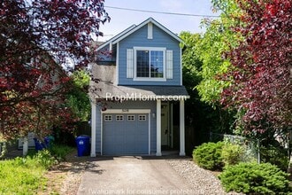 Building Photo - Adorable Three Bedroom Home In SE Portland - With A Spacious Backyard!