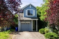 Building Photo - Adorable Three Bedroom Home In SE Portland - With A Spacious Backyard!