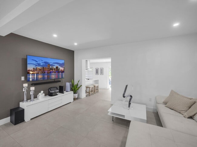 Building Photo - 520 NE 135th St