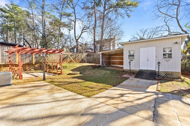 Building Photo - 810 Choctaw Ave