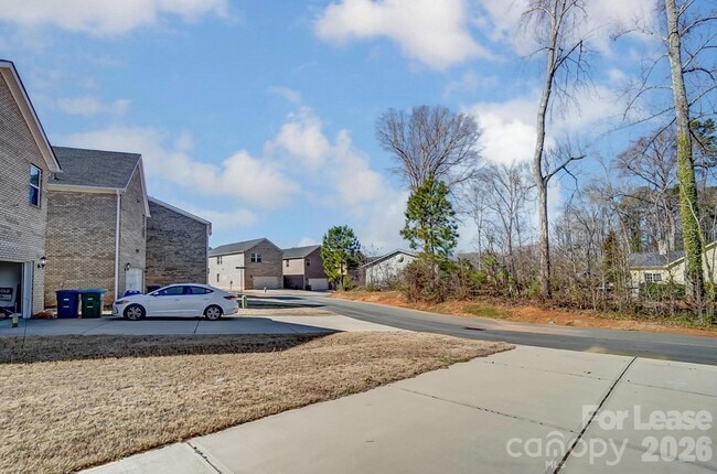 Building Photo - 3026 Lisburn St