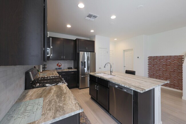Building Photo - BEAUTIFUL 3 bed + LOFT