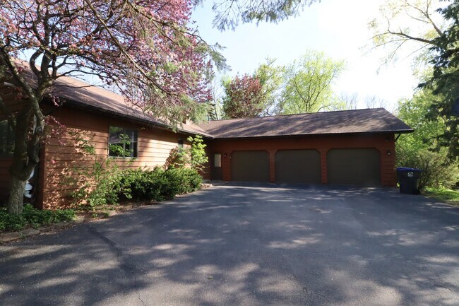 Building Photo - Stunning 4 Bedroom Home with Pond Access