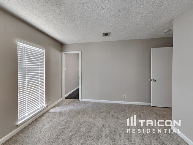 Building Photo - 5350 Binz Engleman Road San Antonio TX