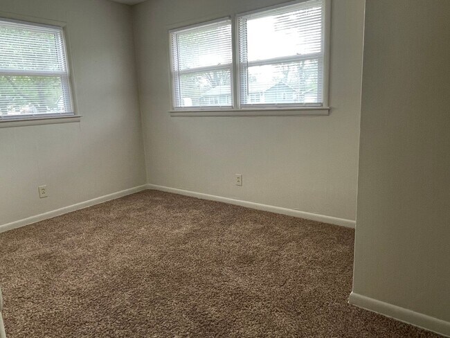 Building Photo - Adorable 3 bedroom 1 bathroom