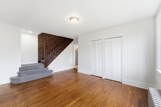 Building Photo - Beautiful, Newly Updated 3 Bedroom/1.5 Bath on quiet street near Pittsburgh's North side. AVAILAB...