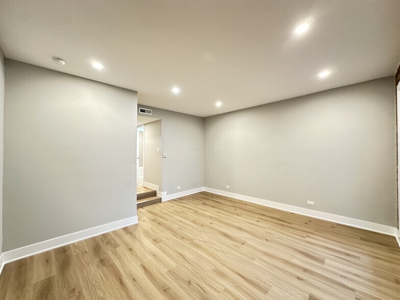 Building Photo - 1214 N La Salle Dr