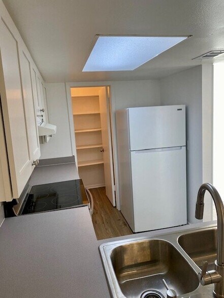 Building Photo - 425 Catamaran Dr