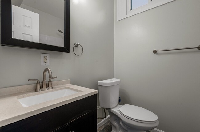 Full Bathroom - 1621 E St NE