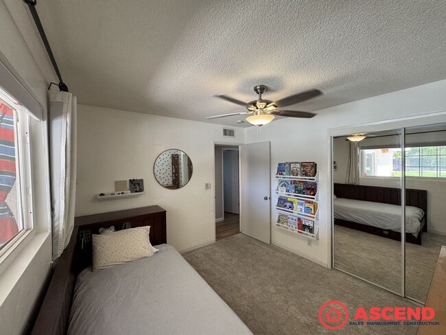 Building Photo - Lovely Home In Olive Dr Area!