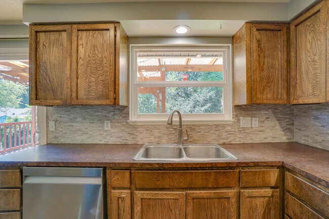 Building Photo - THREE BEDROOM NEAR LENA PARK