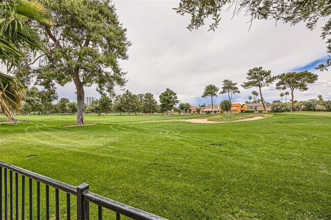 Building Photo - Golf Course Views from LVCC home