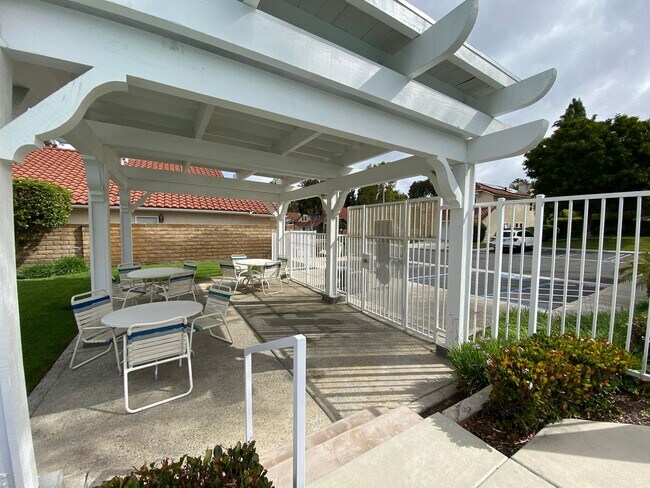 Building Photo - Beautiful Single Story Home in Shadow-Ridge!