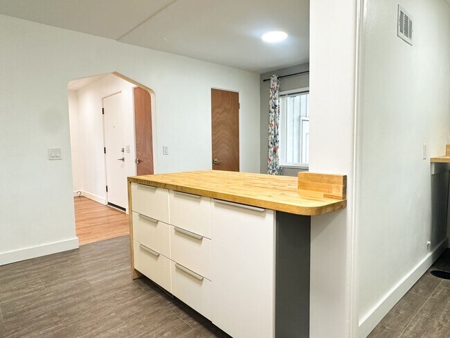 Building Photo - Beautifully Remodeled Duplex in Downtown L...