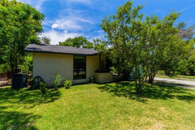 Building Photo - 1423 Broadmoor Dr