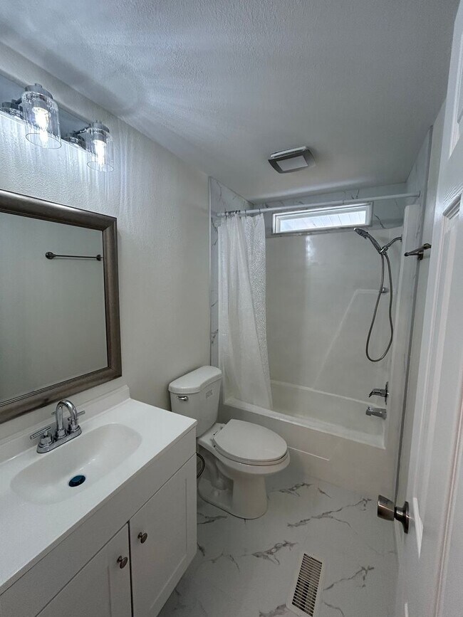 Building Photo - 3 bedroom, 2 bath