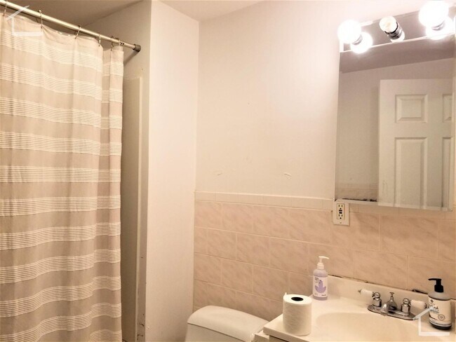 Building Photo - Brookline 4 BR 1 Bath Apartment - 9/1/26 (H&HW included) NO BROKER FEE