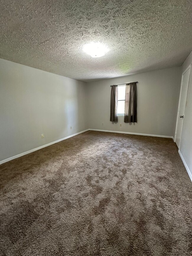 Building Photo - 2 Bedroom / 1.5 bath Townhouse, Kingsport TN