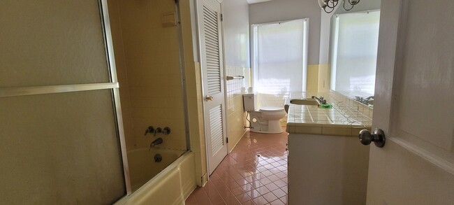 Building Photo - Spacious 3 bedroom 2.5 bathroom home in Ha...