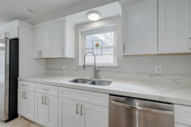 Building Photo - 915 Daria Dr