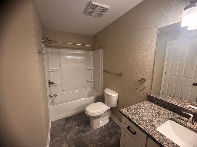 Building Photo - 14208 Pinehurst Ln