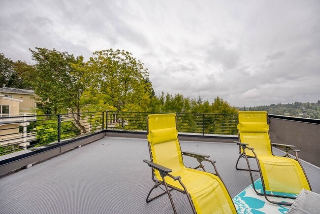 Building Photo - Fantastic 3 Bedroom Townhome w/Attached Garage and A/C in Seattle!!