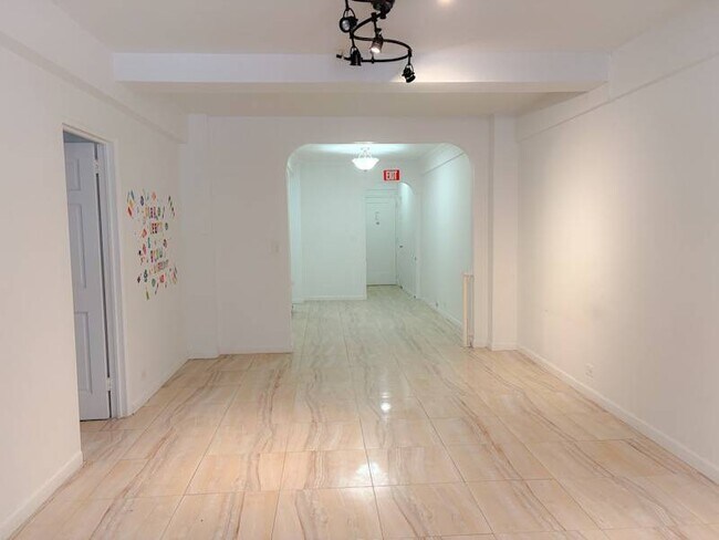 Building Photo - 420 W 206th St