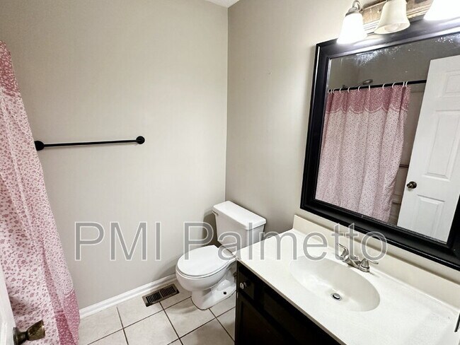 Building Photo - 844 Bentley Dr