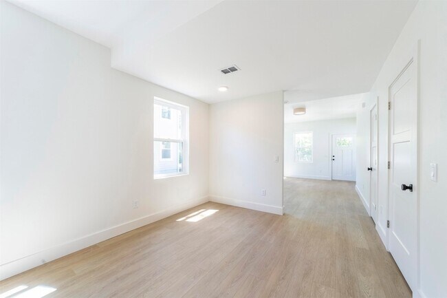 Building Photo - 962 Alexander St
