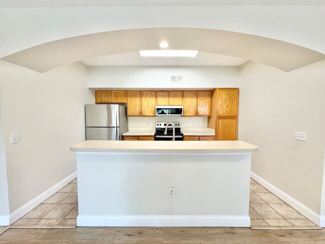 Building Photo - ** FAIRWAY PRESERVE ** 3 BED / 2 BATH COND...