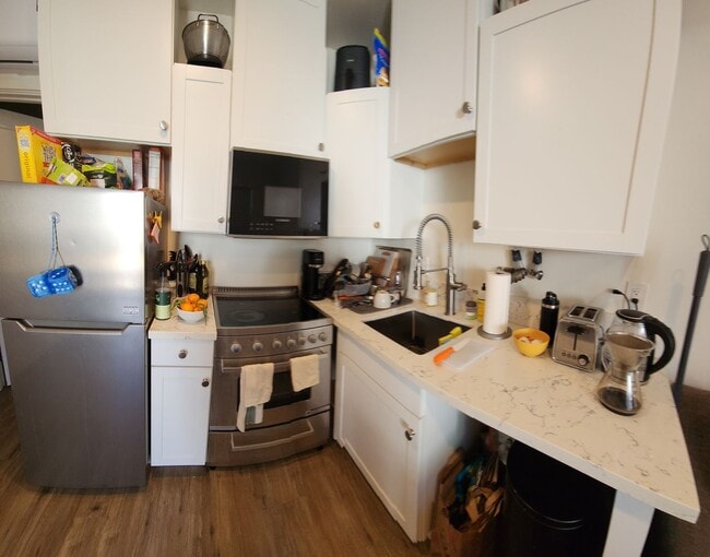 Building Photo - 7 Bedroom 3 bath home close to POLY!!!!