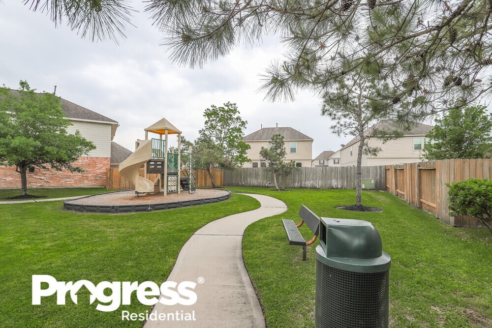 Building Photo - 4939 Forest Hurst Dr