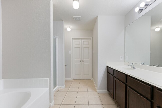 Building Photo - Luckey Ranch Single Story 3 bedroom with d...