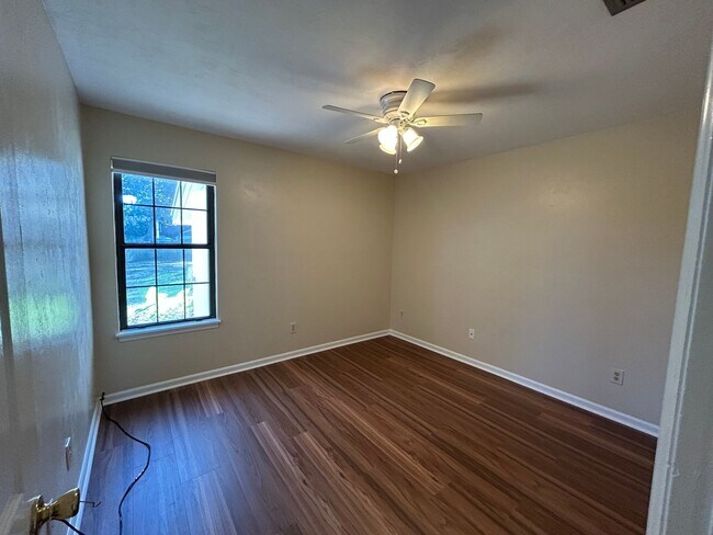 Building Photo - Spacious 2 bedroom! BRAND NEW PAINT AND FLOORING