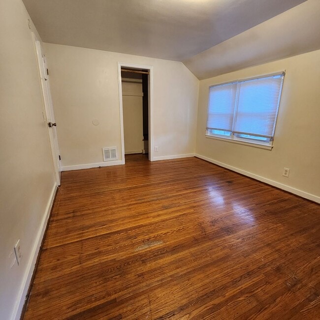 Building Photo - Cute 2/3 Bedroom Single Family House Avail...