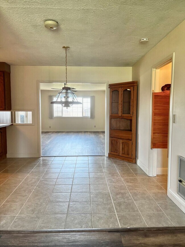Building Photo - 3 Bedroom, 2.5 Bath House