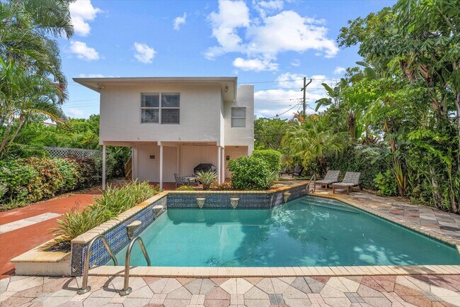 Building Photo - 221 Greymon Dr