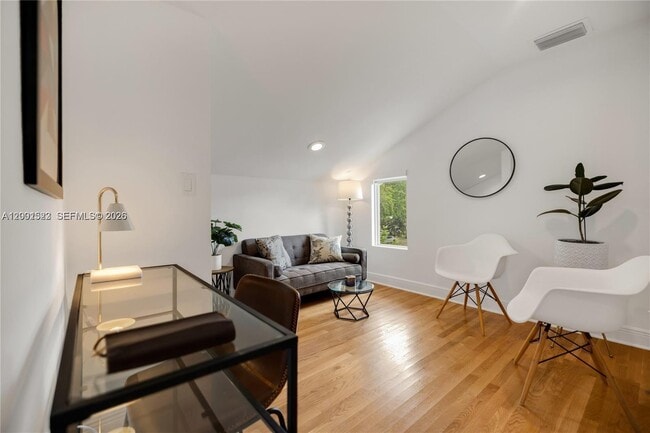 Building Photo - 320 NE 88th St