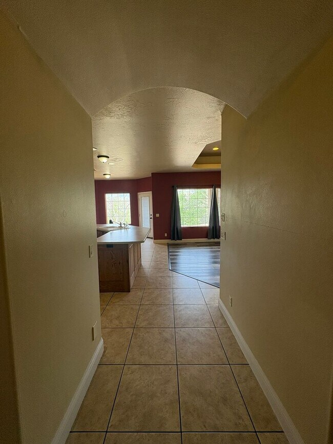 Building Photo - Beautiful 4 Bed 2.5 Bath in Laverkin