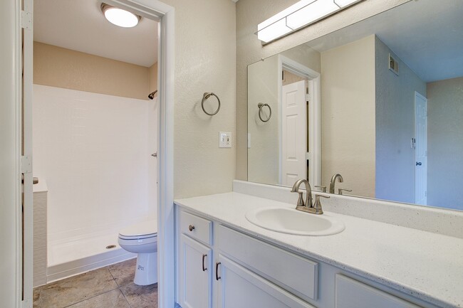 Building Photo - Updated 2 Bedroom, 2 bathroom located in a...