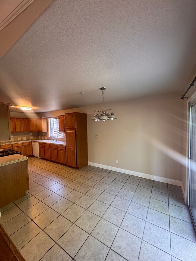 Building Photo - Charming 3 Bed/ 2 Bath Home. AVAILABLE NOW!!!!