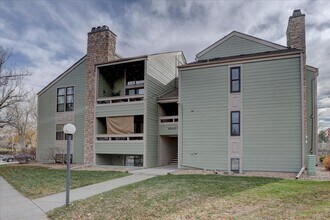 Building Photo - Stunning Top-Floor End Unit with Vaulted Ceilings and Modern Finishes