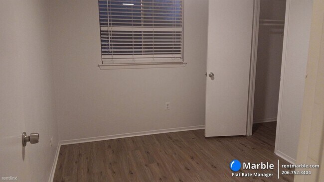 Building Photo - 4 br, 2.5 bath Townhome - 2207 Montclair Dr