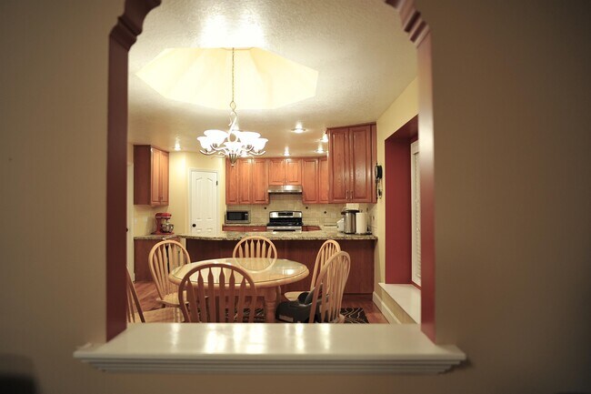 Building Photo - 6943 Hollow Ridge Rd