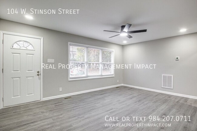 Building Photo - Updated 2 Bedroom 1 Bath Duplex Close to U...