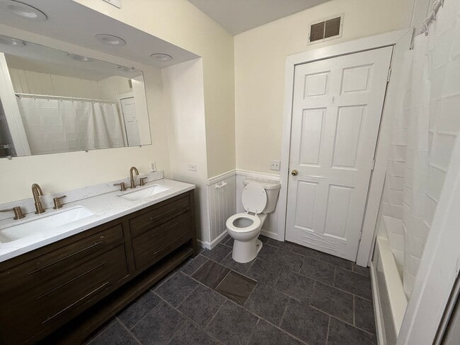 Building Photo - Large Duplex Available 6BD 2 BTH