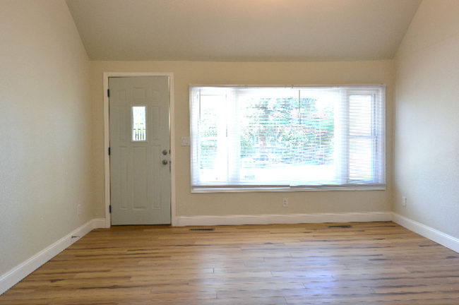 Building Photo - Newly Remodeled Home!